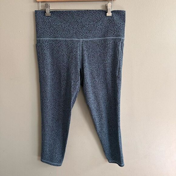 Athleta Salutation Stash Pocket Textured 7/8 Tight Blue Cheetah Leopard - Picture 3 of 9